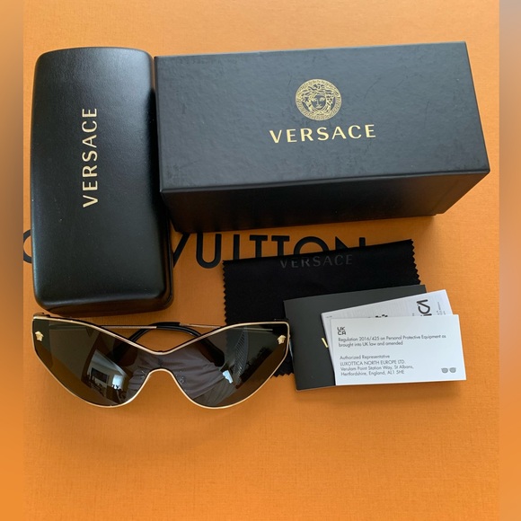 Gorgeous Versace Medusa Sunglasses - Picture 11 of 12